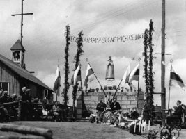 Kapelle und Podium zur Erscheinungszeit